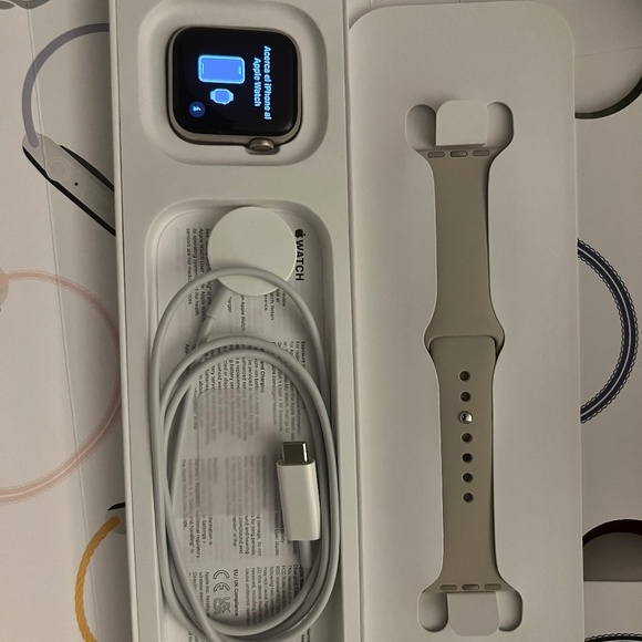 Apple  Watch - Picture 1 of 2